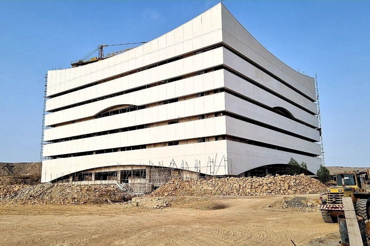 آخرین پیشرفت پروژه احداث ساختمان اداری مرکزی منطقه ازاد چابهار با زیر بنای معادل 22 هزار متر مربع در زمینی به مساحت 2.5 هکتار